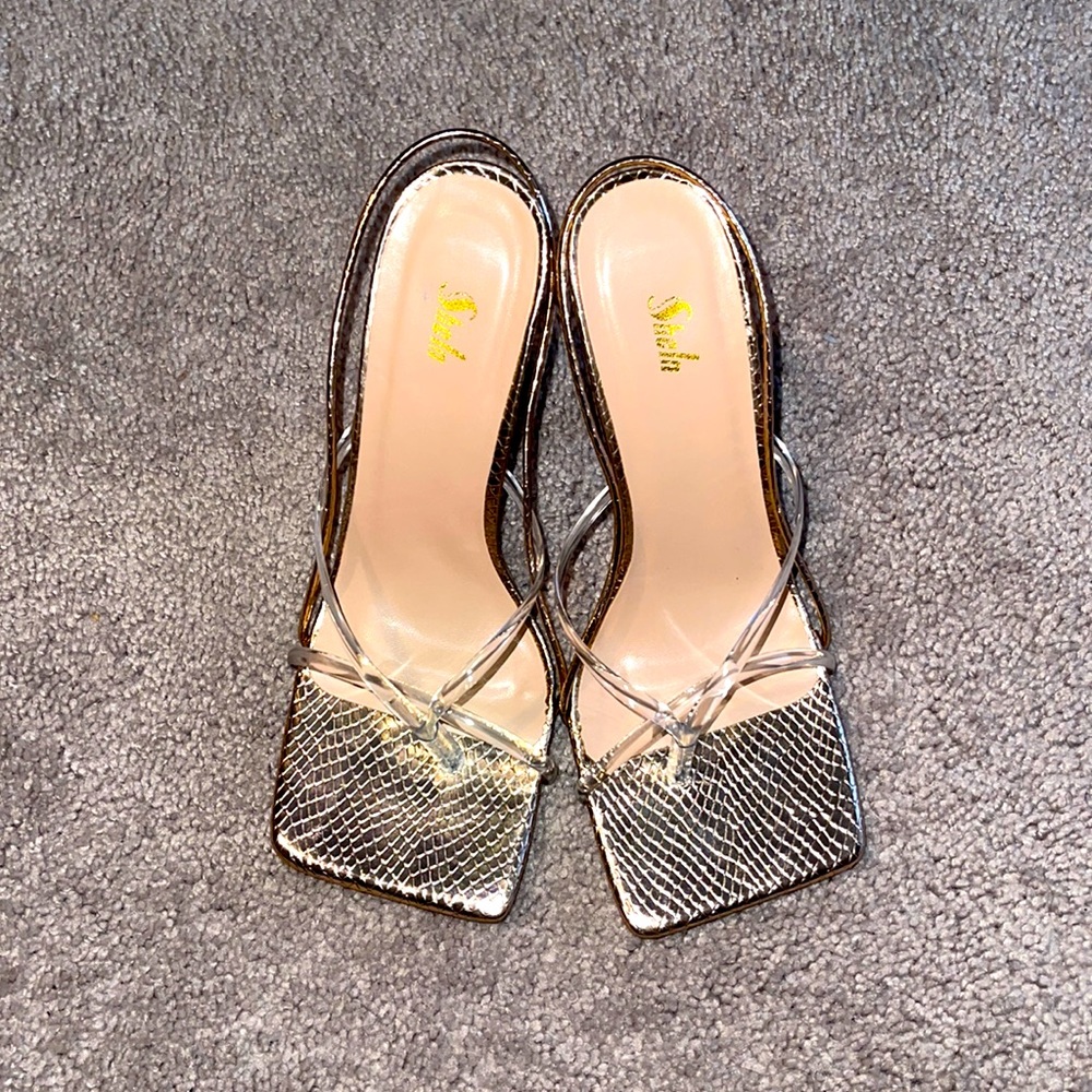 Size 37 but small so it fits a size 6, worn once.